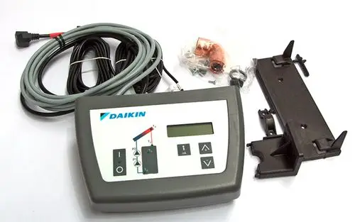 Daikin-Regelungsgerät mit Display, mehreren Kabeln, Montagehalterung und Zubehörteilen zur Installation.